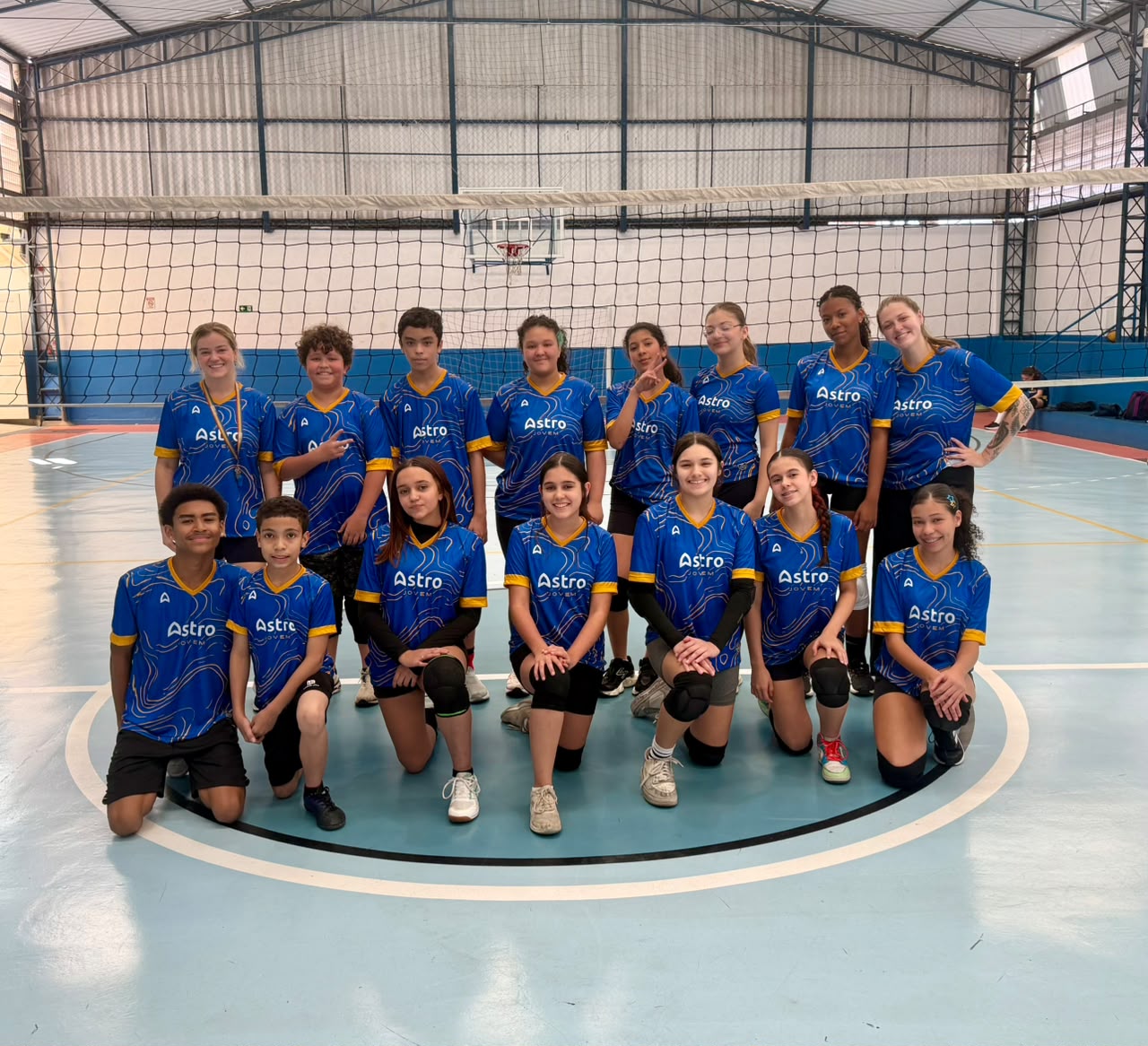 Turma da Astro Jovem com o uniforme oficial na quadra