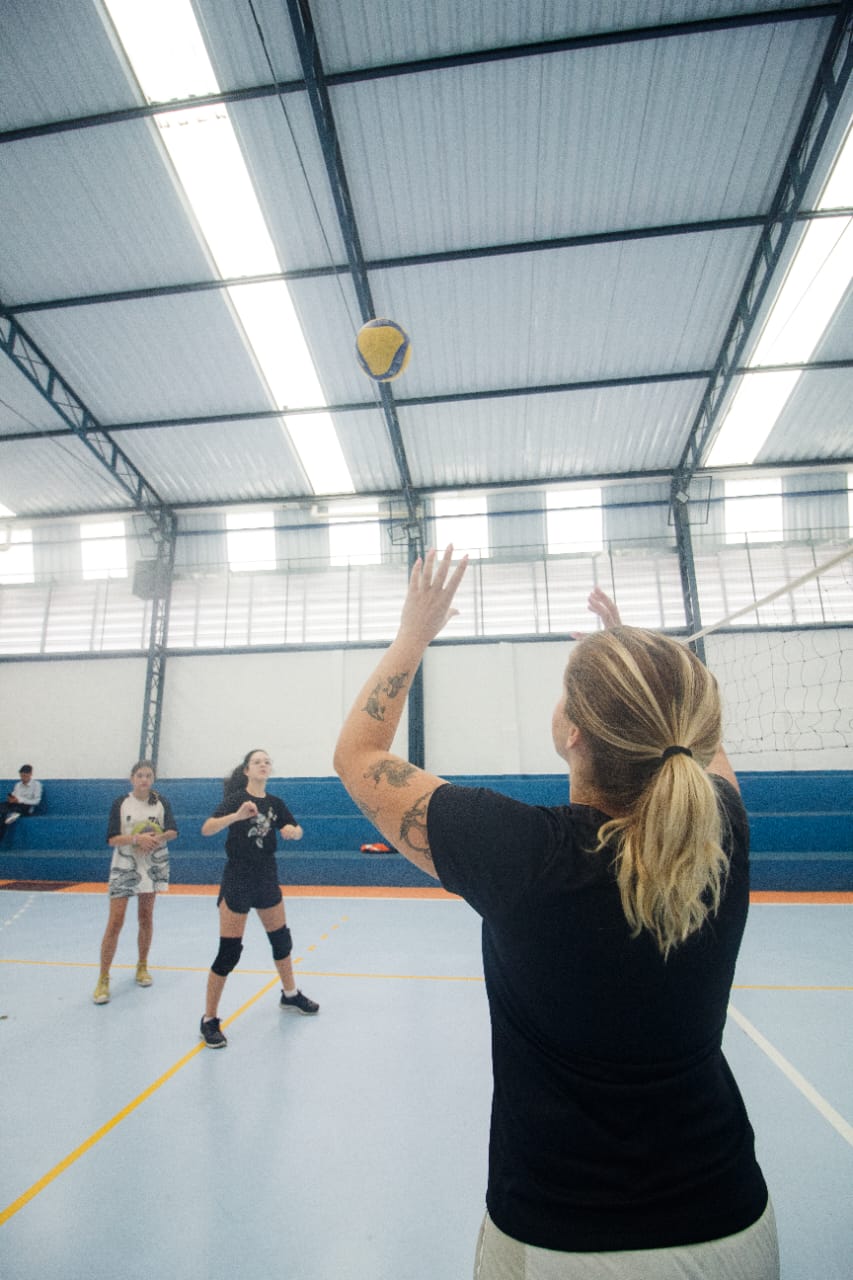 Professora da Astro Jovem em treino de vôlei com alunas