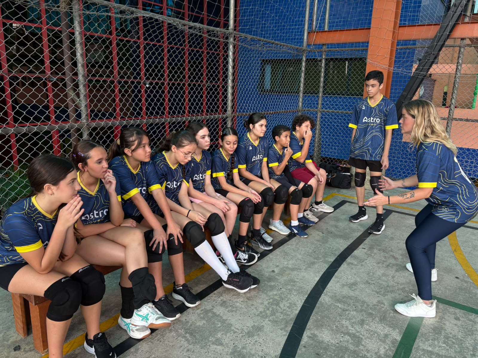 Alunos da Astro Jovem ouvindo a professora